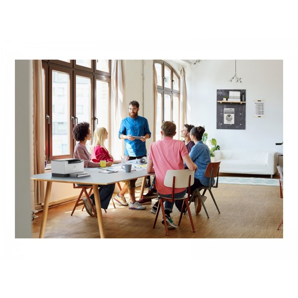 HP LaserJet M207dw enobarven laserski tiskalnik A4 s samodejnim dvostranskim tiskom (duplex), ločljivostjo 600×600 dpi, hitrostjo 27 strani/min, kapaciteto 150 listov ter vmesniki USB, LAN in Wi-Fi.