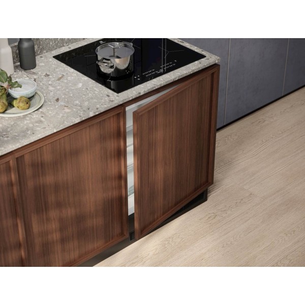 Vgradni podpultni hladilnik Electrolux LXB2AE82S Vgradni podpultni hladilnik Electrolux LXB2AE82S